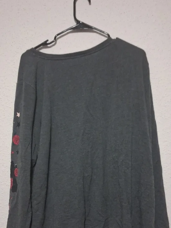torrid Charcoal Long Sleeve Tee with Red Rose Sleeve Embroidery and Stars - Picture 5 of 6